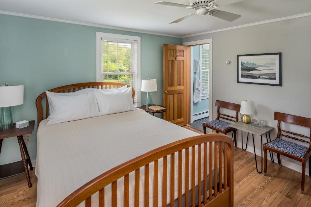 Deluxe Queen Room with Garden View interior